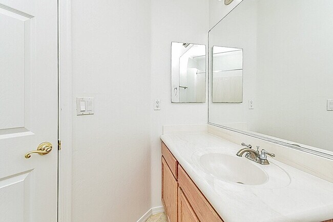 Building Photo - 472 East Placita Amuleto