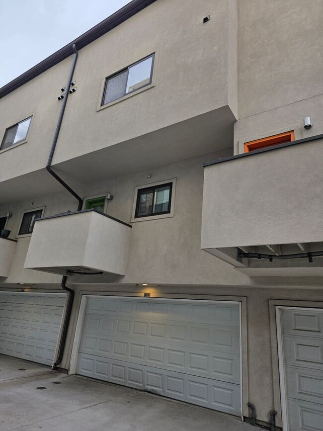 Building Photo - STUNNING 4-LEVEL TOWNHOME IN HIGHLANDS WITH SAUNA, 2-CAR GARAGE + AMAZING ROOFTOP DECK!