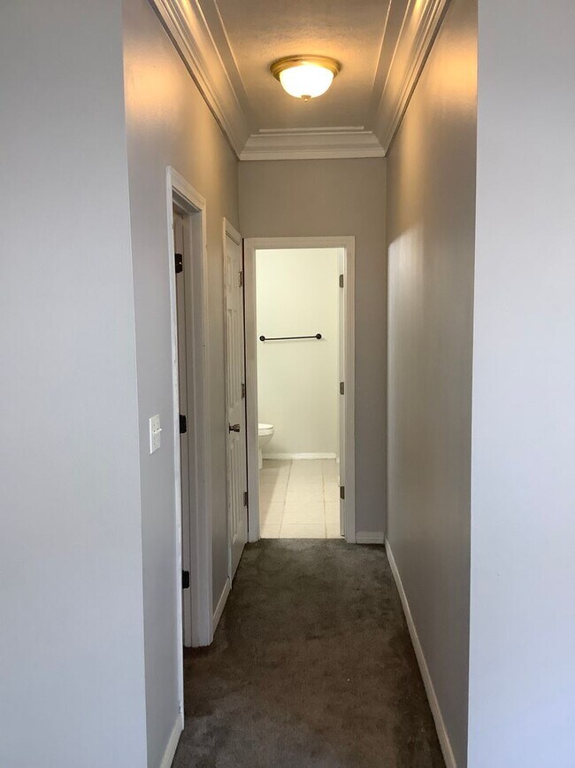 Building Photo - Spacious 3BR/3BA Townhome in PRIME location!!