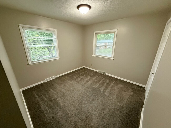 Building Photo - Charming 3-Bed 1.5 Bath Raised Ranch with ...