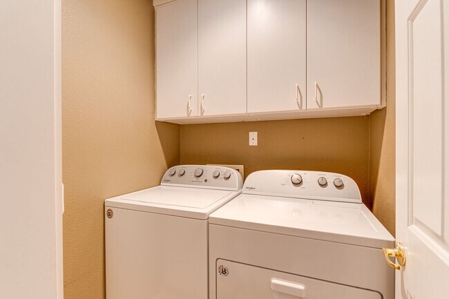 Building Photo - WONDERFUL 3 BEDROOM PLUS DEN 1 STORY HOME. CASITA WITH OWN BATHROOM! GATED COMMUNITY!