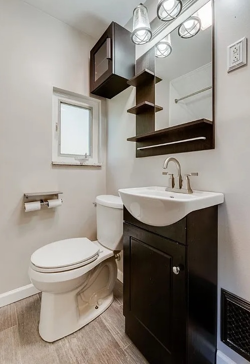 Upper level bathroom - 133 Hamburg St