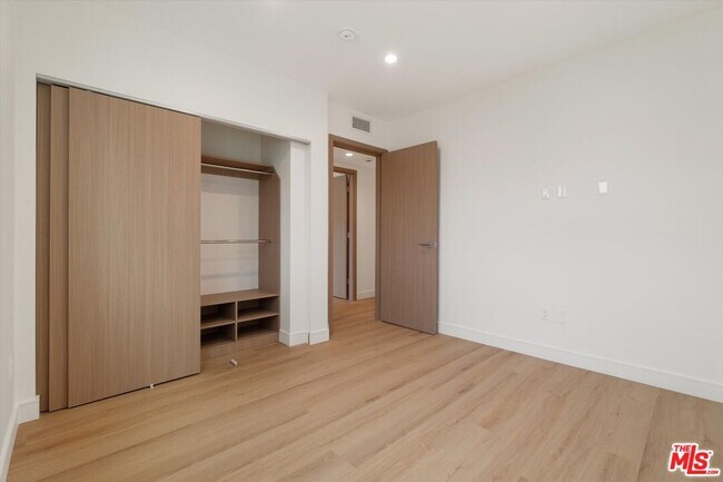 Building Photo - 5530 1/2 Sunnyslope Ave