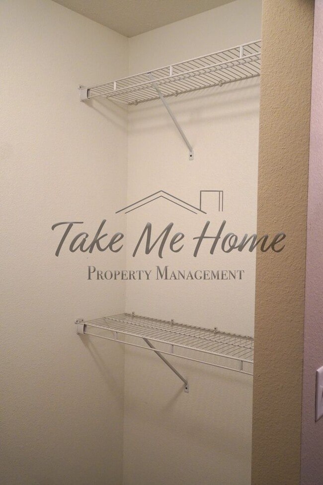 Building Photo - 3 Bedroom 2 bathroom home