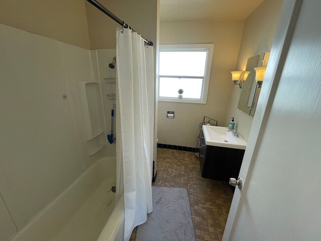 Building Photo - Large 3 Bedrrom 2 Bath Home Close to Orovi...