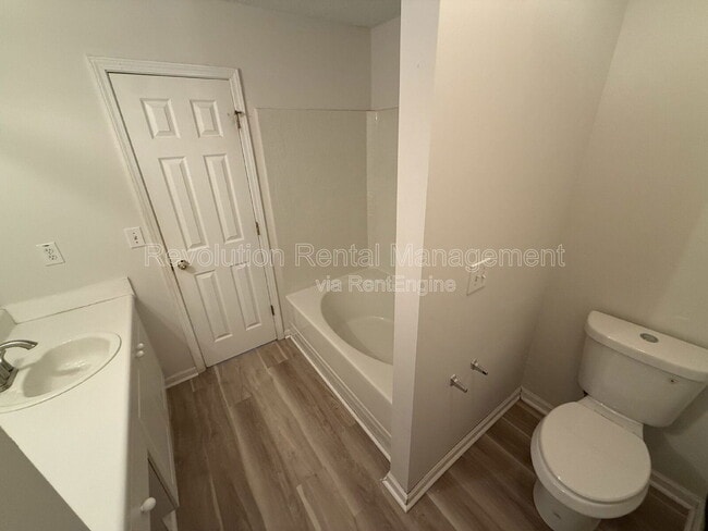 Building Photo - 3045 Lakeside Cir