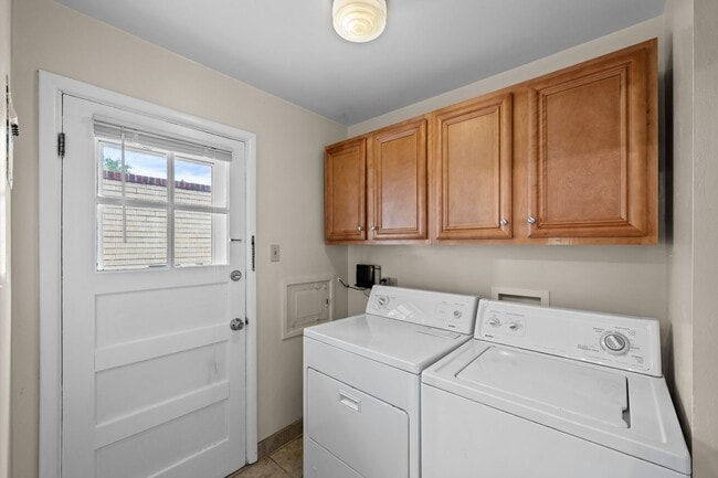 Building Photo - Fantastic Two Bedroom Duplex in University...