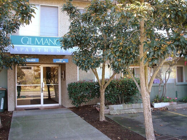Building Photo - Spacious Renovated 2 Bed 1.5 Bath with Cor...