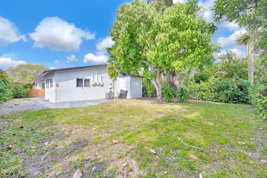 Building Photo - 1400 NW 2nd Ave