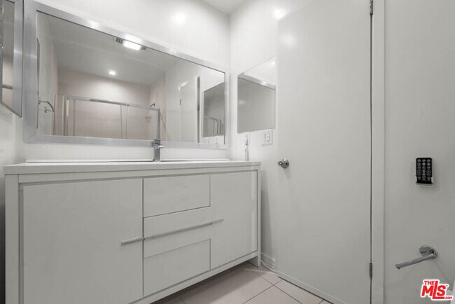 Building Photo - 423 Rexford Dr