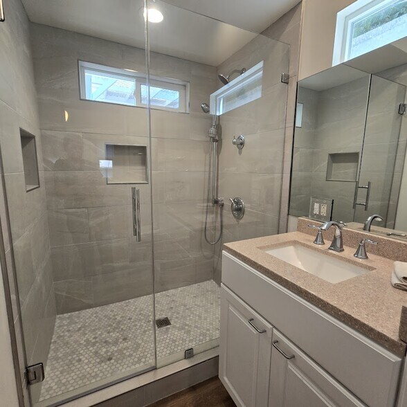 Building Photo - 3555 Colonial Ave