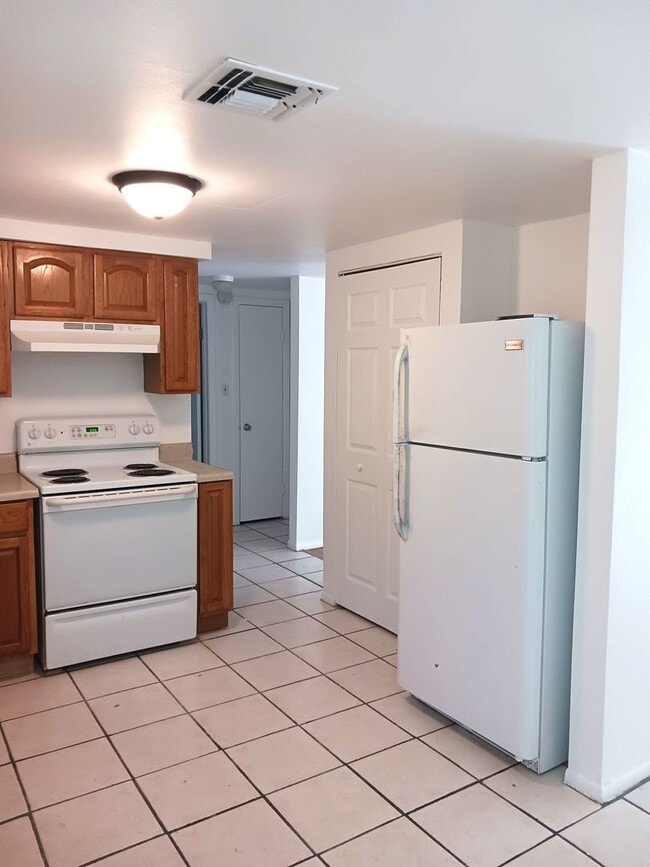 Building Photo - Spacious 3 bedroom / 1 Bath Single Family Home