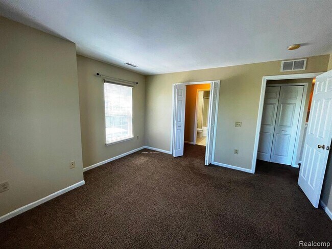 Building Photo - 15200 Silver Pkwy