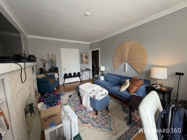 Building Photo - 6051 N Hermitage Ave