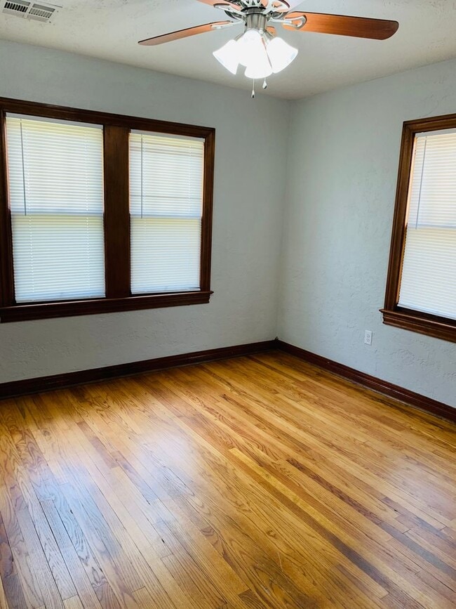 Building Photo - 1136 NW Oak Ave