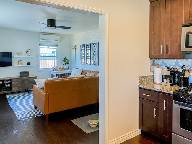 Building Photo - Beautiful Single-Story 2 Bedroom, 1 Bath w...
