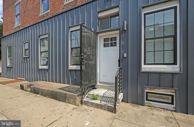 Building Photo - 2046 E Huntingdon St