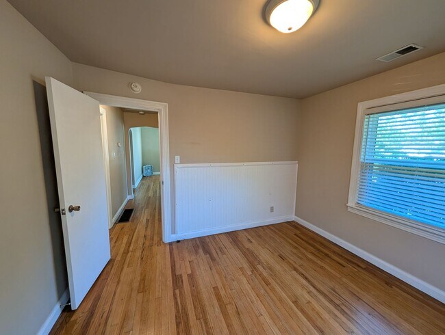 Building Photo - Conveniently Located 2BR Home with Garage & Backyard