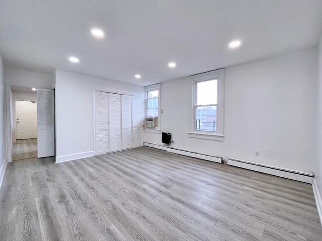 Building Photo - 389 Monmouth St