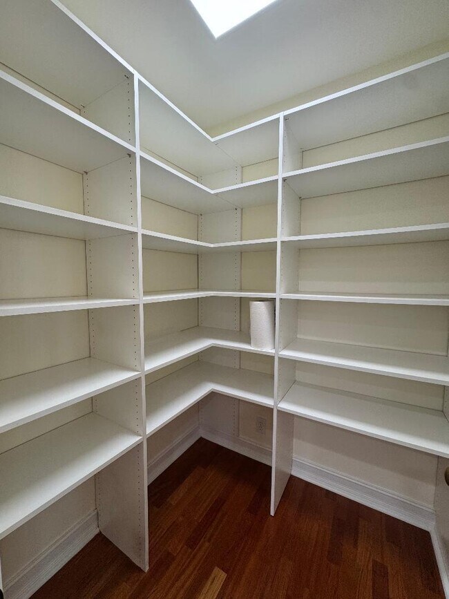 Building Photo - 304 W Mallory Cir