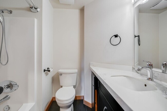 Building Photo - Beautiful 3 Bed, 2 Bath Rental Home in Bea...