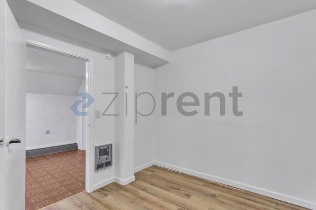 Building Photo - Unit B