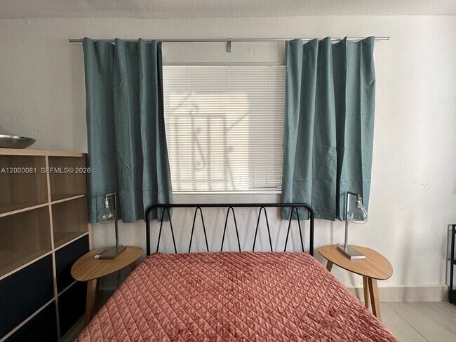 Building Photo - 1637 SW 16th St