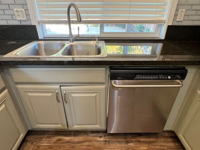 Building Photo - 4216 Heritage Ct