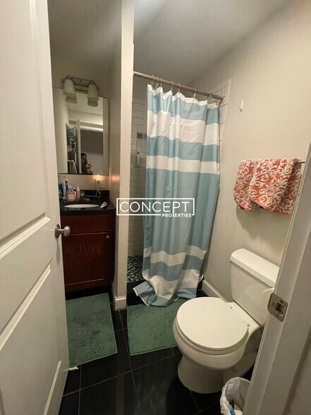 Building Photo - 839 Parker St