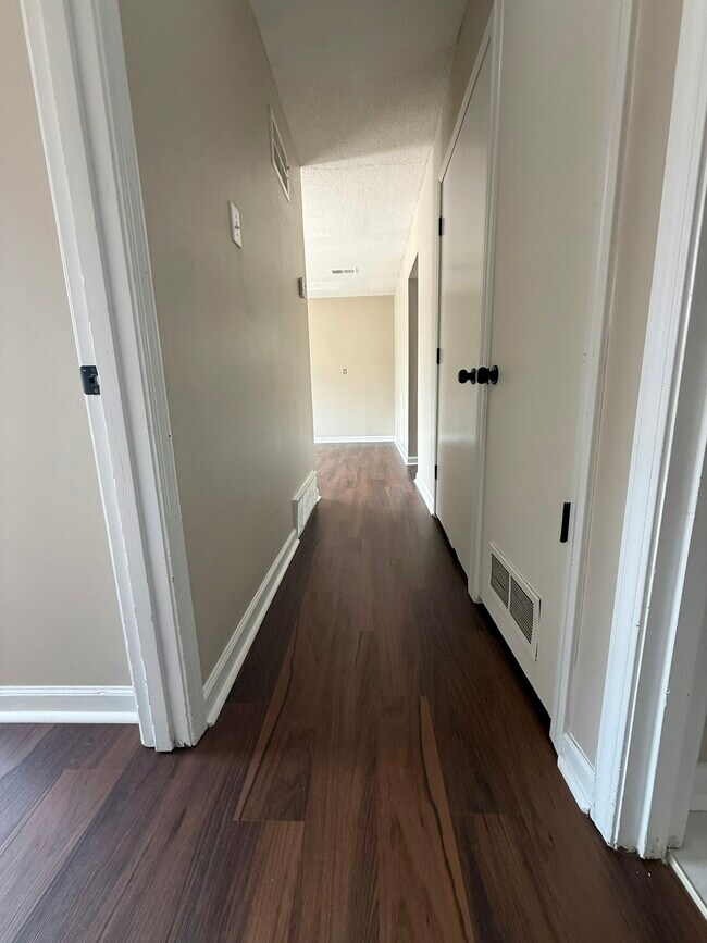 Building Photo - 256 Delta Rd