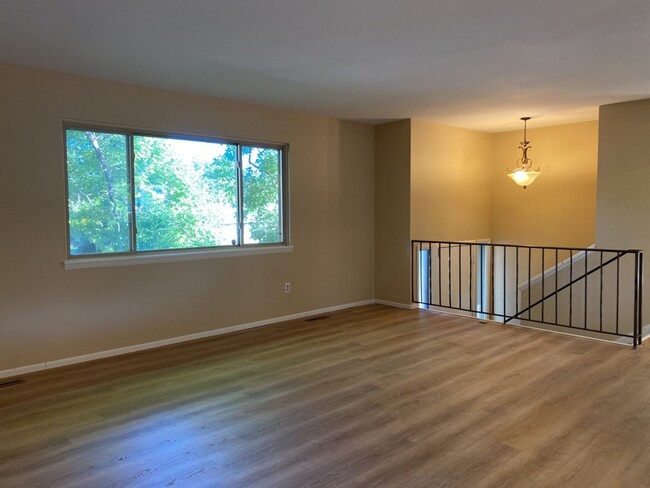 Building Photo - STUDENTS WELCOME! 5 Bedroom 3 Bathroom Bi-...