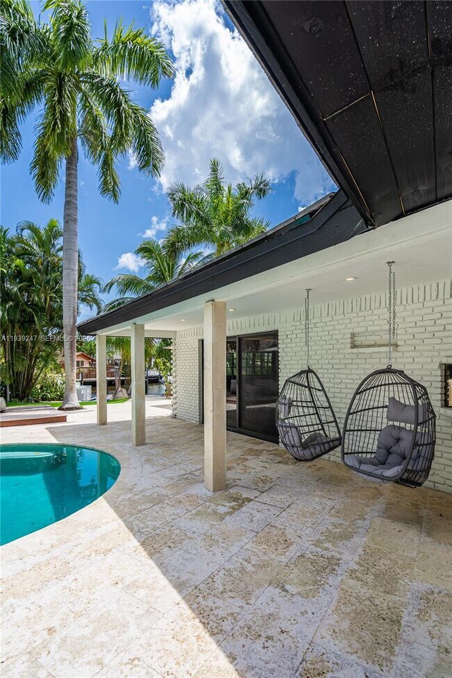 Building Photo - 2500 Bayview Dr