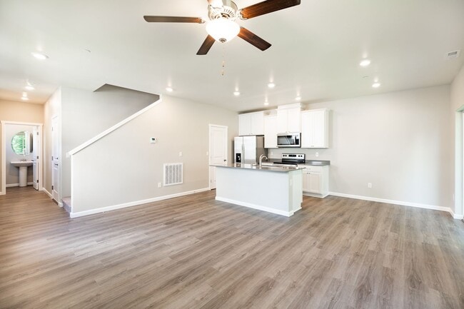 Building Photo - Newer 4 bdrm plus Flex Room Home In Town
