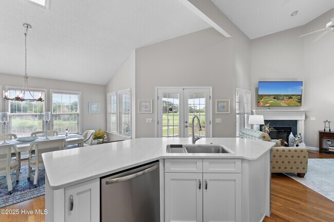 Building Photo - 3155 Lakeside Commons Dr SE