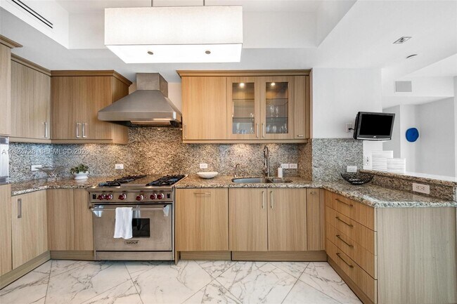 Building Photo - 17875 Collins Ave