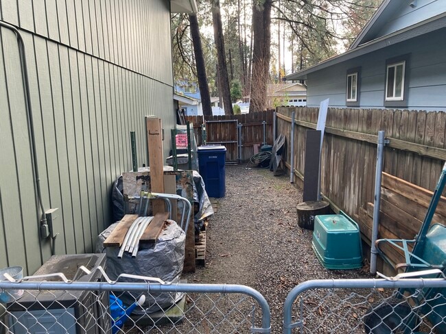 Building Photo - 9619 E 9th Ave