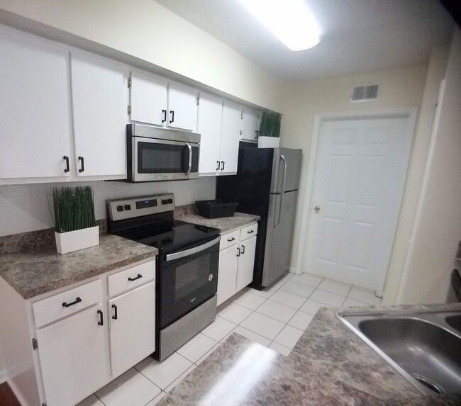 Building Photo - For Rent Beautiful 2/2 First Floor Condo a...