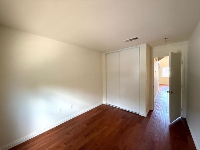 Building Photo - 2 bedroom townhouse with a guest bedroom a...