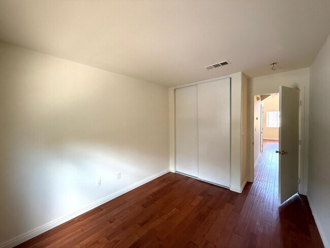 Building Photo - Beautiful 2-story townhouse located in a s...