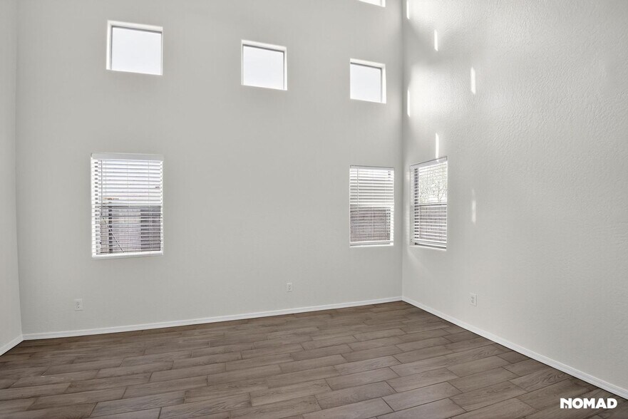 Building Photo - 7118 N 77th Dr