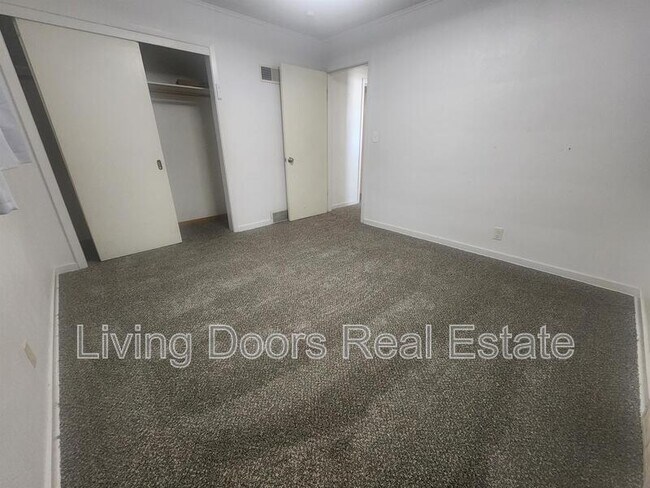 Building Photo - 3870 Steele Ave