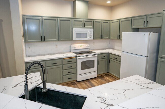 Building Photo - Modern 4 Bedroom, 2.5 Bath Home In Silver Creek w/AC