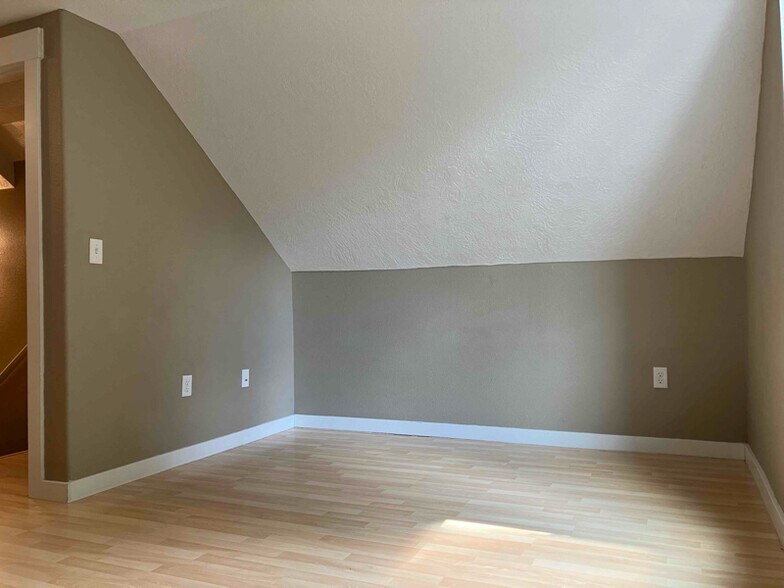 Building Photo - 235 Catron St N