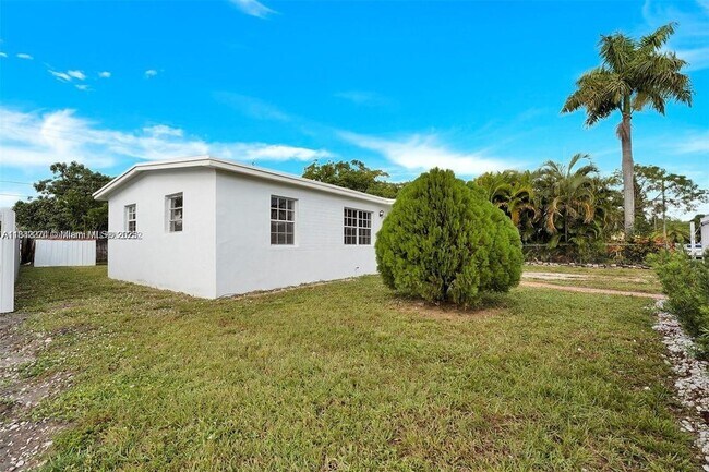 Building Photo - 3900 SW 47th Ave