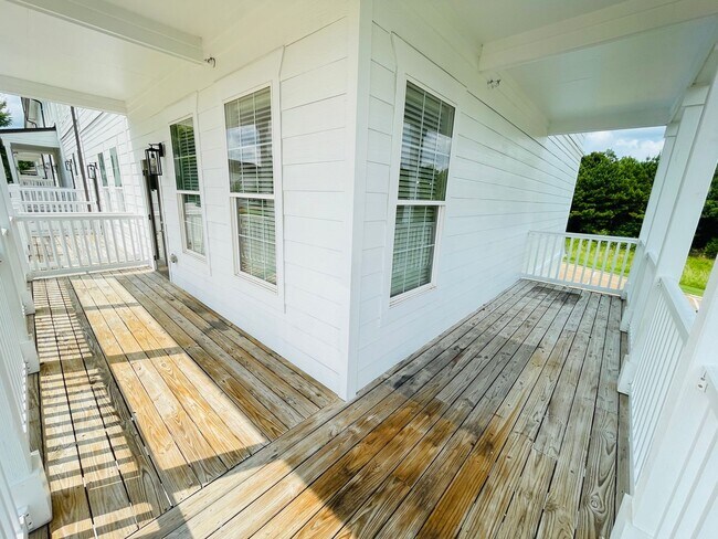 Building Photo - 4BD/4.5BA in ROWANDALE!