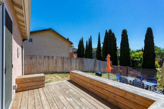 Building Photo - Traditional Home with Large Backyard!