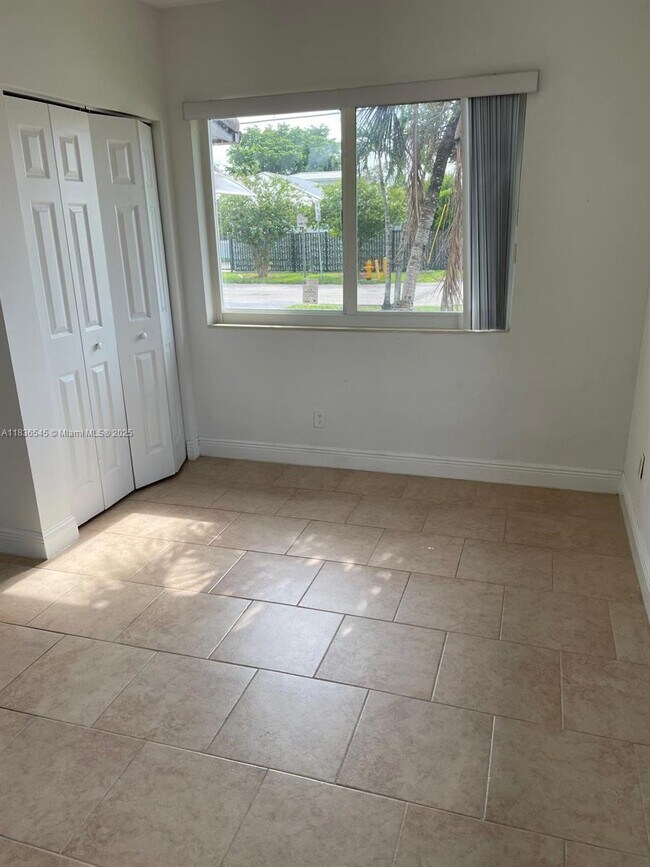 Building Photo - 3916 SW 58th Ave