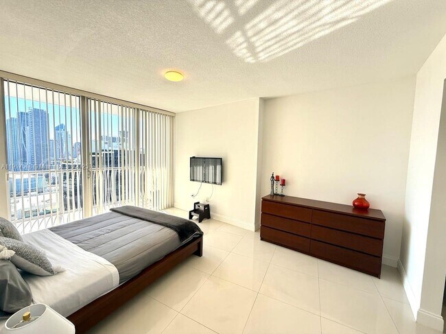 Building Photo - 1750 N Bayshore Dr