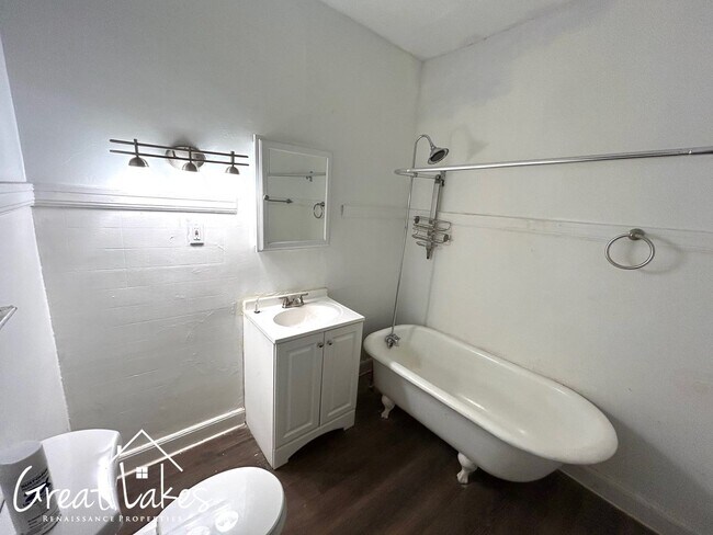 Building Photo - Beautiful 2 Bedroom 1 Bathroom now available for rent