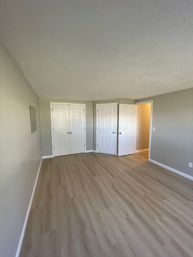 Building Photo - Main floor 2 bed 1 bath updated condo in C...